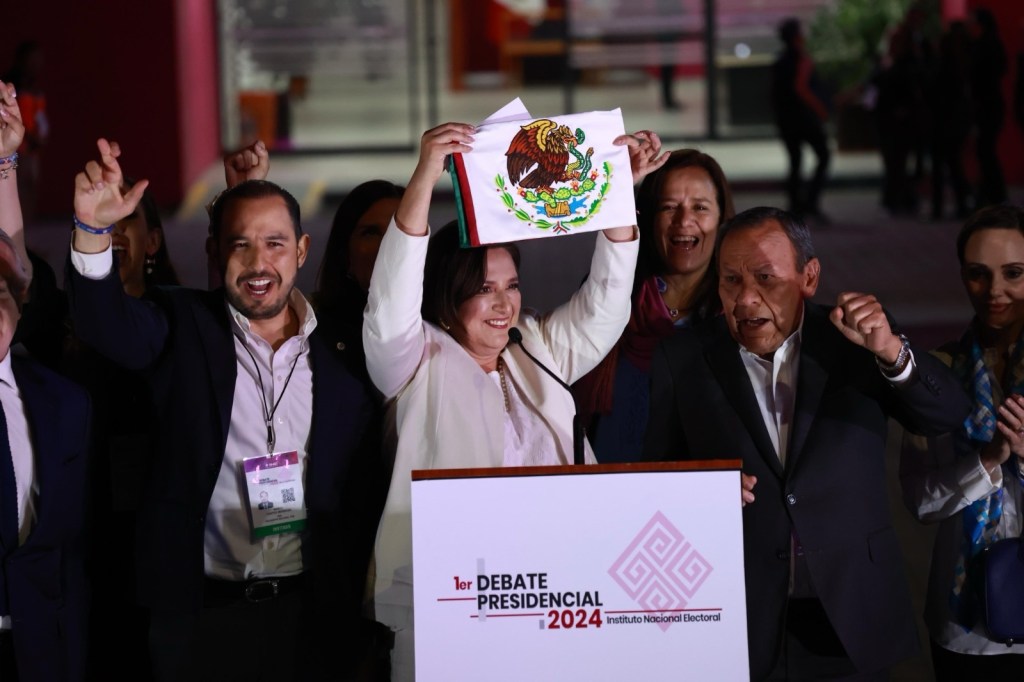 “Xóchitl Gálvez: Un Abrazo a la Bandera en Defensa de México”