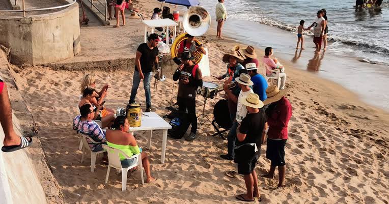 Empresarios Hoteleros de Mazatlán Proponen Prohibición de Bandas Musicales en Playas