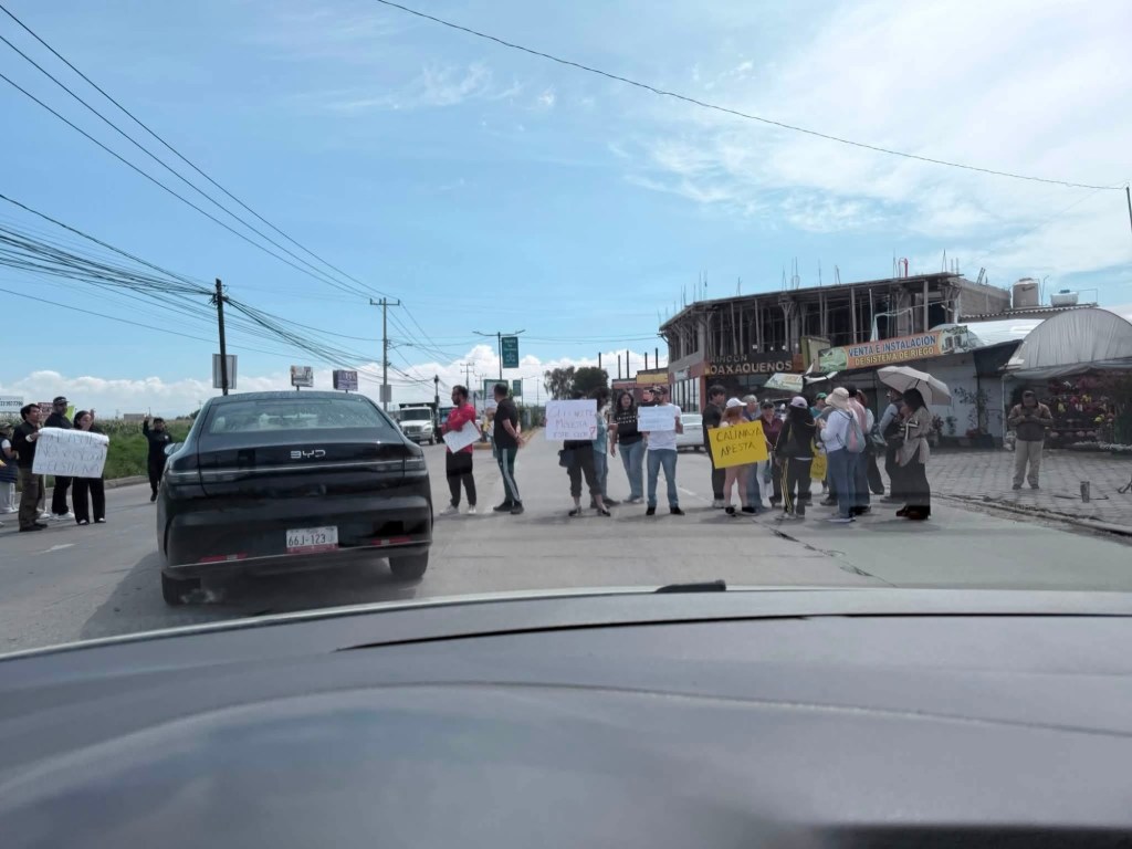 Vecinos bloquean avenida en Calimaya para exigir inspección al relleno sanitario de San Antonio La Isla por malos olores