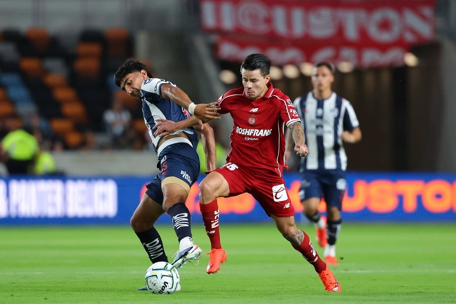 Monterrey remonta a Toluca tras expulsión y polémica arbitral en duelo de&nbsp;preparación