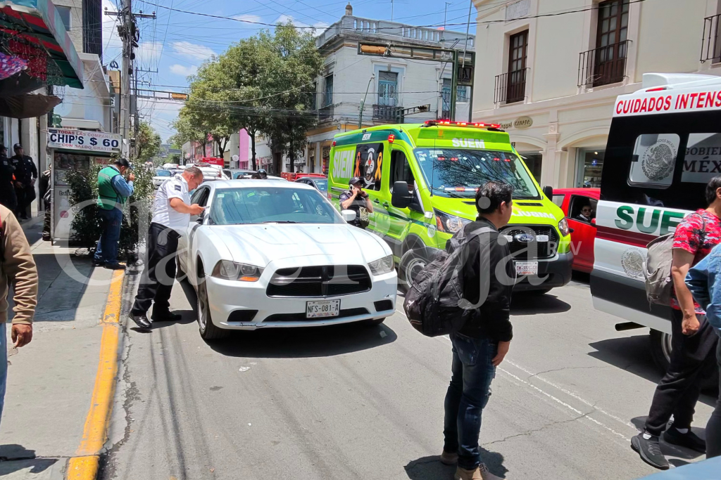 Unidad atribuida al Gobierno del Edomex atropella a tres peatones en el Centro de Toluca; hay un detenido